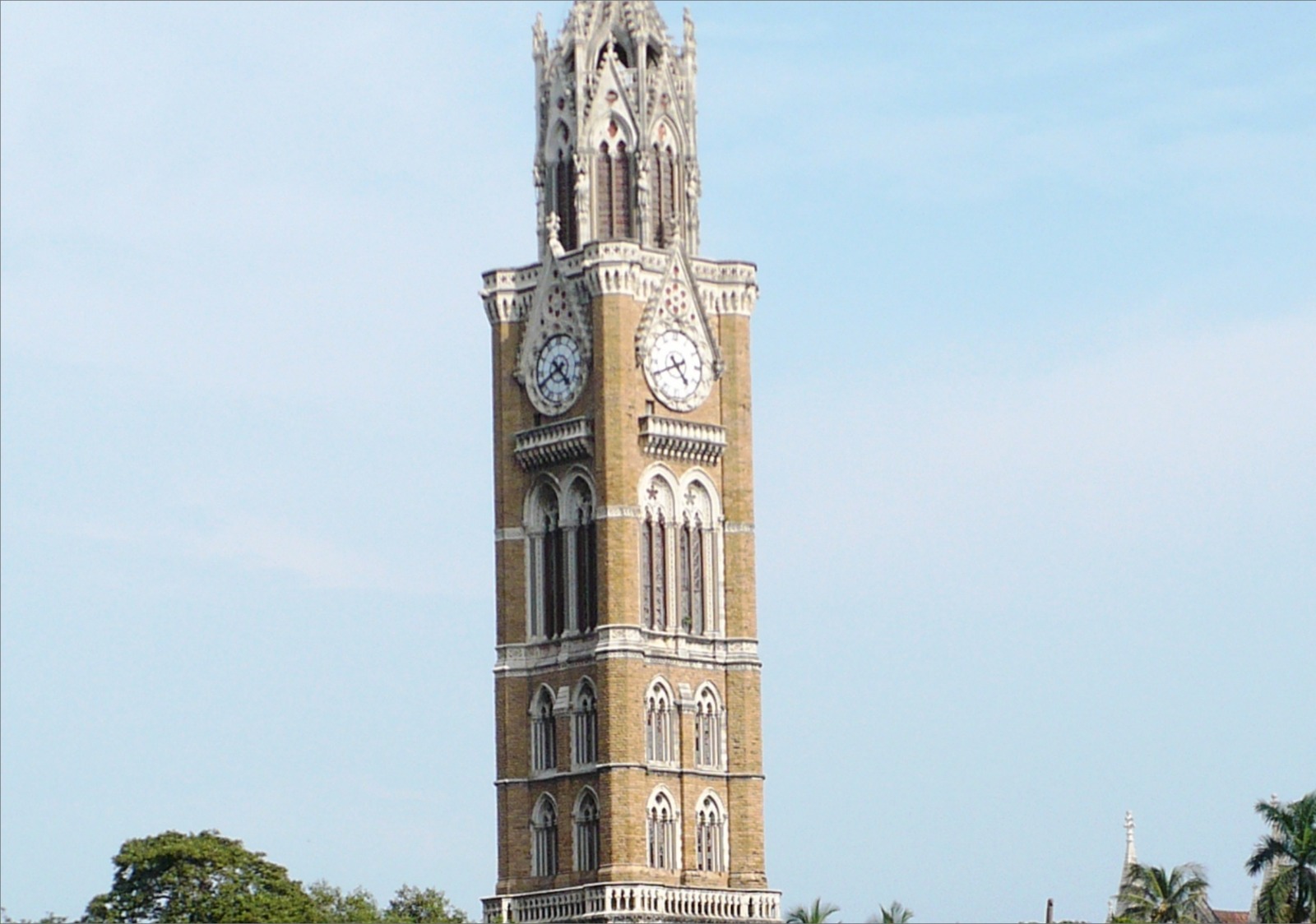 Rajabai Tower - Show from Running Bus